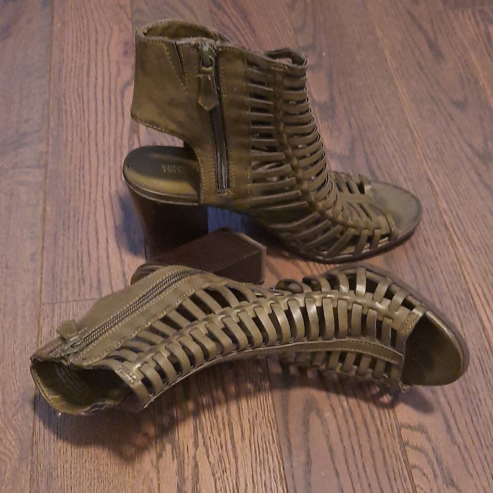 NINE WEST OPEN TOE BOOTIE